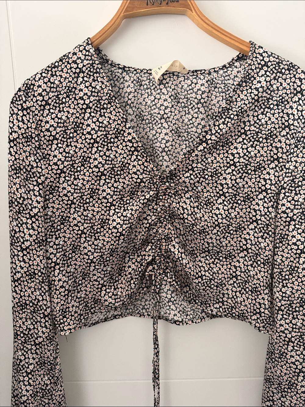 By Together Black and Pink Floral Ruched Drawstring Crop Blouse size medium - Picture 3 of 7